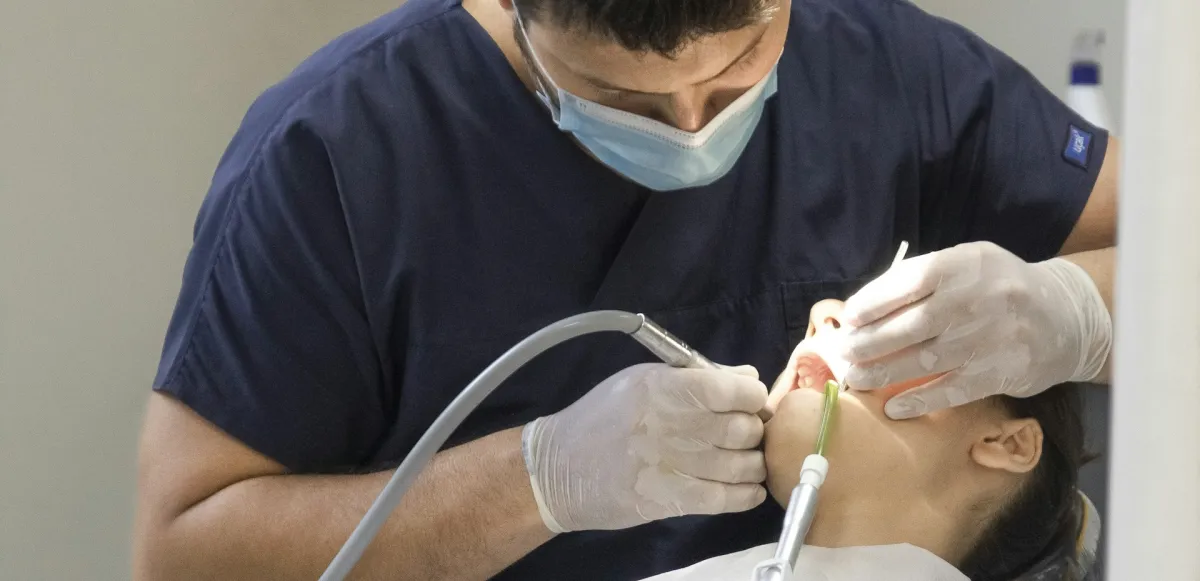 Exploración de la boca en una consulta dental