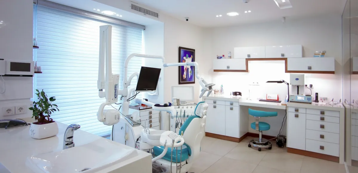 Gabinete dental preparado para una consulta