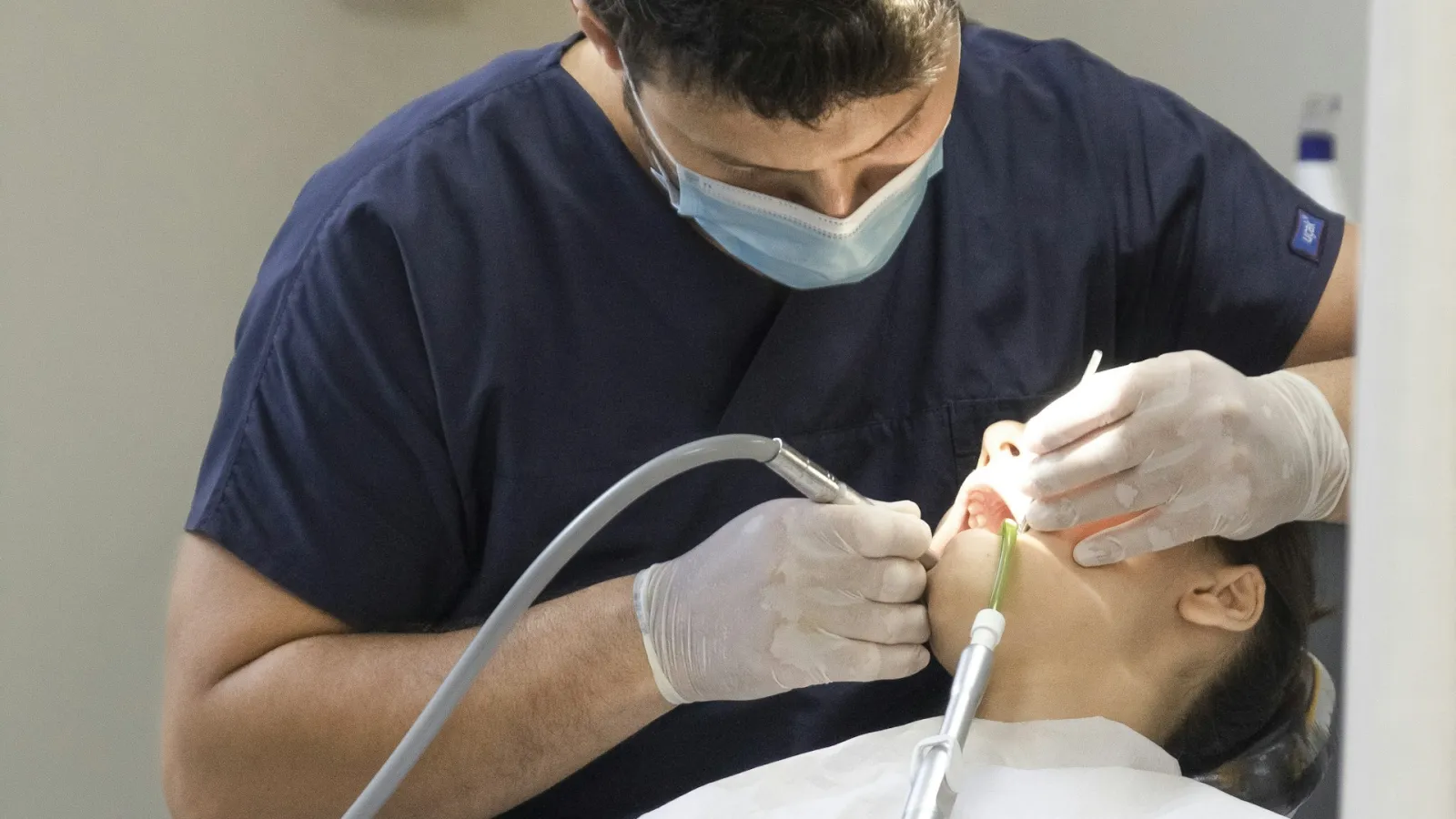 Exploración de la boca en una consulta dental