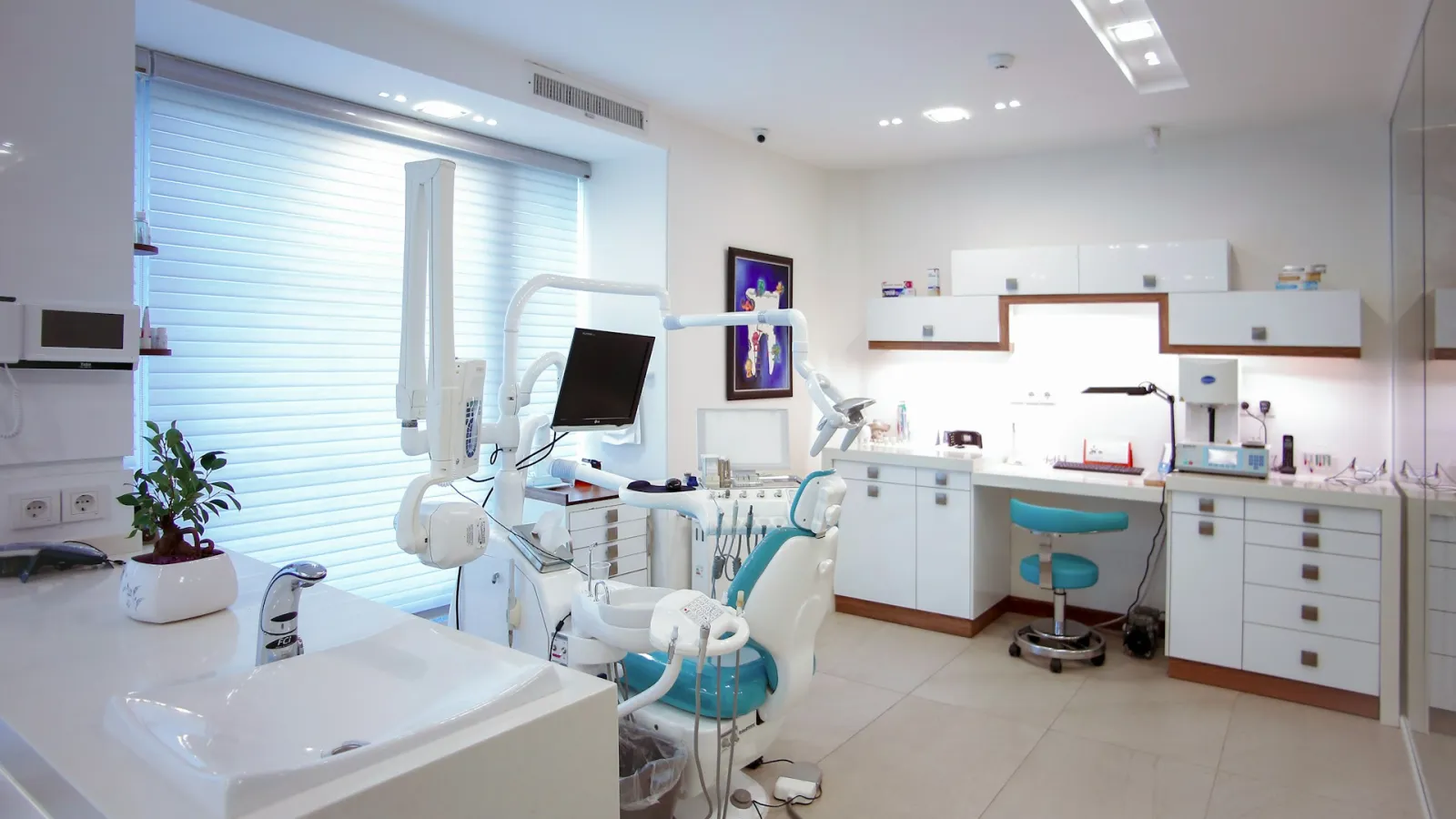 Gabinete dental preparado para una consulta