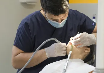 Exploración de la boca en una consulta dental