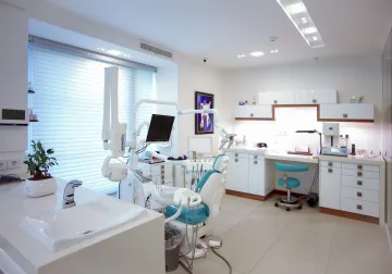 Gabinete dental preparado para una consulta