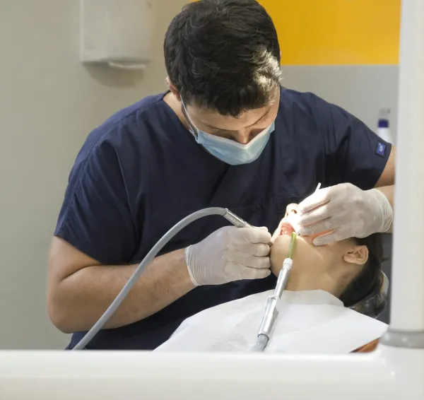 Exploración de la boca en una consulta dental